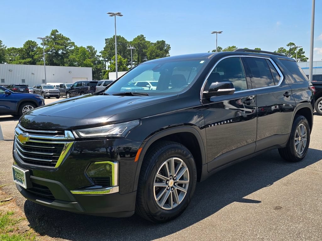 2023 Chevrolet Traverse LT Cloth in Mosaic Black Metallic — front three-quarter view